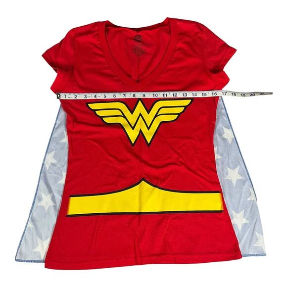 DC Comics Originals Wonder Women T-Shirt With Detachable Cape Size Medium NWOT - Picture 8 of 8